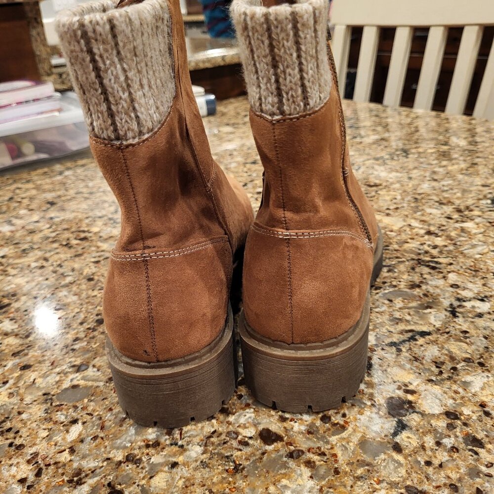 Brown boots.   Women size 9.5.    Brand = Vintage 7 Eight